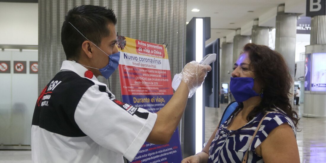 Los protocolos para los aeropuertos establecen limpieza profunda de diversas áreas así como medidas para evitar aglomeraciones.