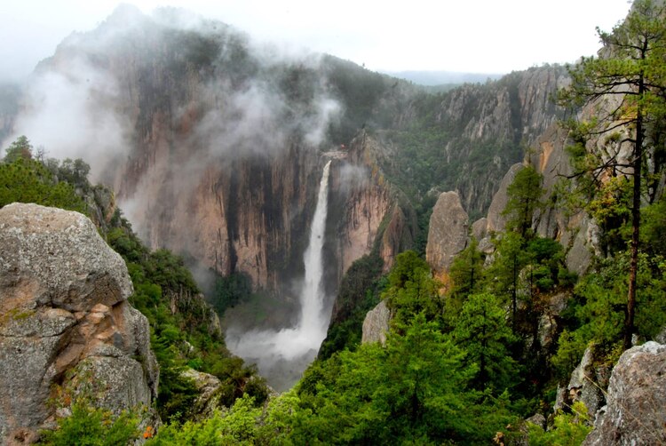 La Cascada El Salto, en Guachochi, luce en todo su esplendor tras las lluvias de verano.