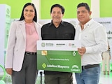 Ricardo Gallardo y Ariadna Montiel entregan apoyos a madres solteras y adultos mayores.