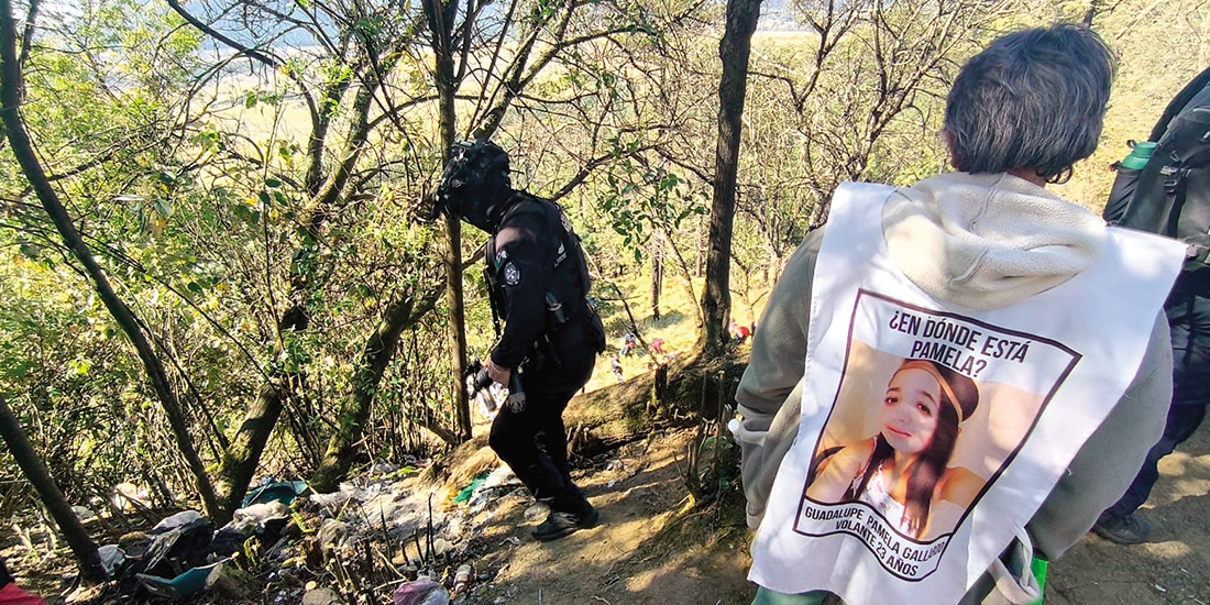 Una madre observa las labores de búsqueda en el Ajusco, el 27 de enero.