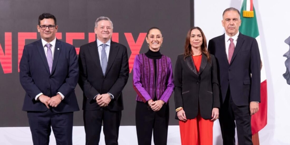El CEO de Netflix (2° de izq. a der.) y la Presidenta (centro.), ayer, en Palacio Nacional.