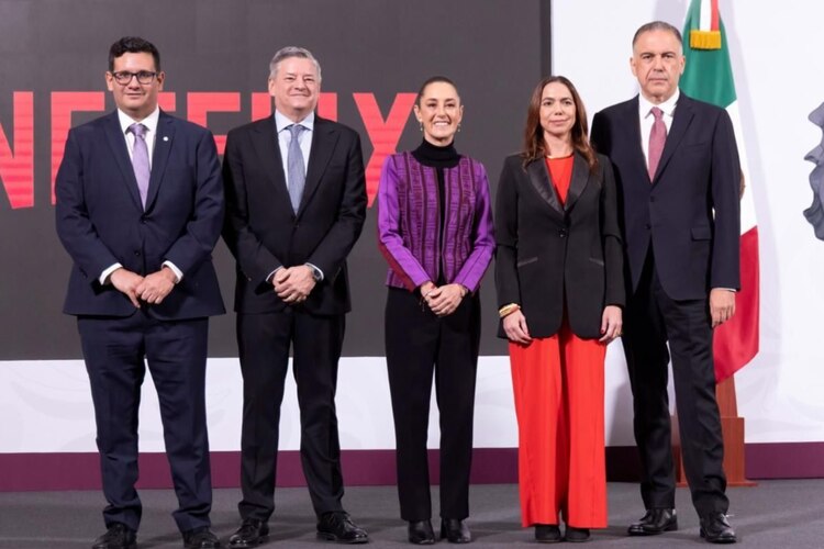 El CEO de Netflix (2° de izq. a der.) y la Presidenta (centro.), en Palacio Nacional.