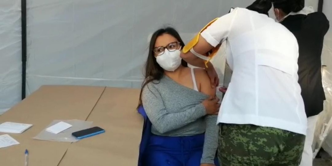 Personal de salud, los primeros en recibir la vacuna de Pfizer.