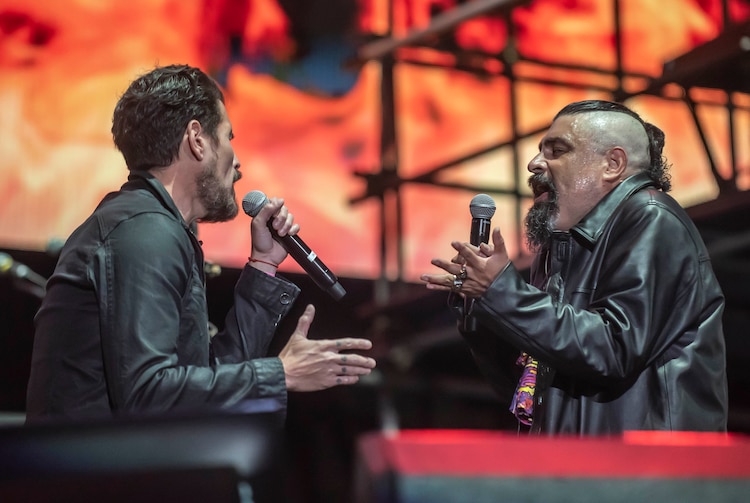 Francisco Familiar cantó con la banda el tema "Vendedora de caricias".