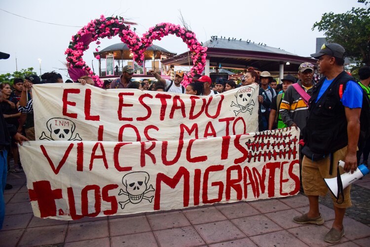 El Viacrusis Migrante partió muy temprano del Parque Bicentenario rumbo a la Ciudad de México, en protesta por la.muerte de 40 migrantes durante un incendio en una estación migratoria del INM en Ciudad Juárez. Un de aproximado de 2500 personas de las distintas nacionalidades salieron, se pudieron observan mujeres, niños y personas, con capacidades diferentes.