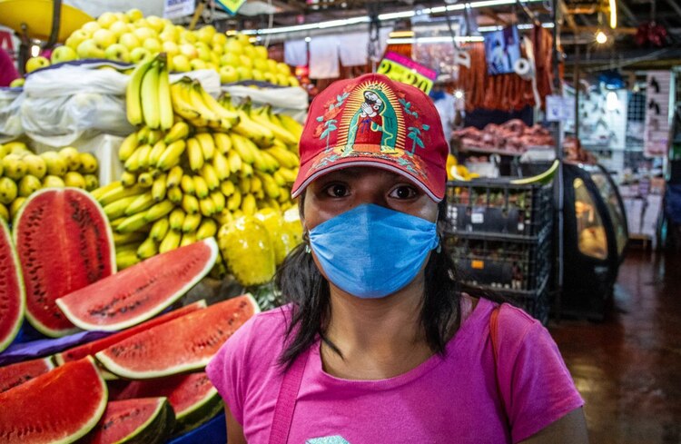 Mujer con cubrebocas en el mercado de Xochimilco de la Ciudad de México, el 5 de mayo de 2020.