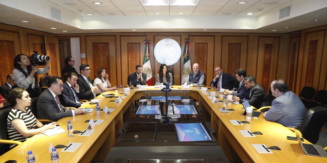 La presidenta de la Mesa Directiva de la Cámara de Diputados, Kenia López Rabadán en reunión con la American Society of México