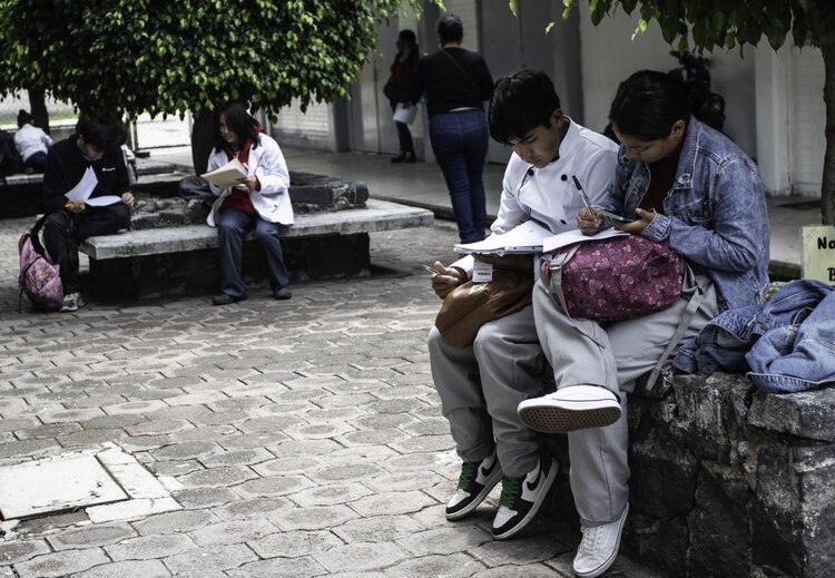 El comprobante-credencial es necesario para que puedas consultar tu folio.