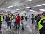 El Sistema de Transporte Colectivo (STC) Metro aplica un operativo especial de vigilancia y dosificación de usuarios en la estación Hidalgo.