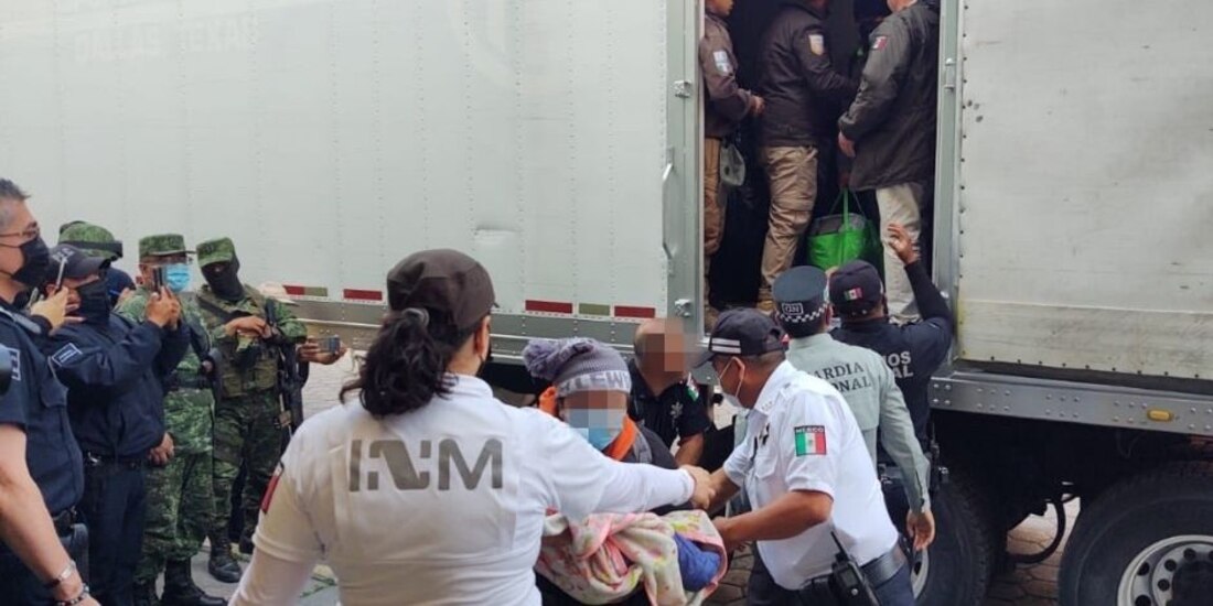 INM identificó a a 431 migrantes irregulares trasladadas en 2 tráileres.
