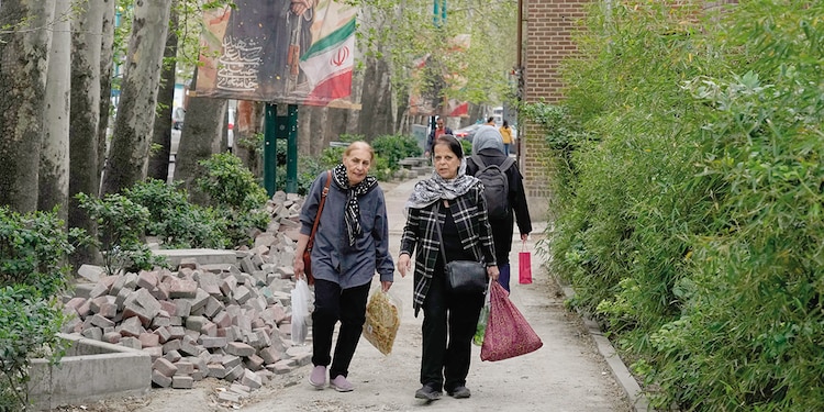 Mujeres caminan en una calle de Teherán, ayer.