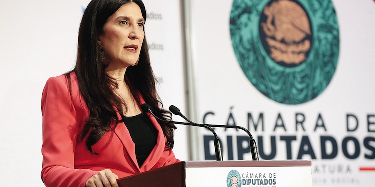 La presidenta de la mesa directiva, Kenia López Rabadán
