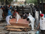 Cuerpo de una víctima de COVID-19 en crematorio de Jammu, India, el 12 de mayo de 2021.