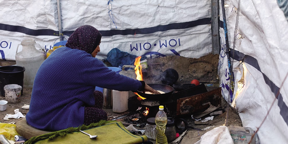 Una palestina desplazada se refugia en un campamento de tiendas en Deir
al-Balah, en el centro de la Franja de Gaza, el 19 de enero.