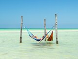 Holbox, Quintana Roo. En este lugar se han esforzado por mantenerse en armonía con el medio ambiente. Su naturaleza exótica y tropical simplemente te dejará sin palabras. En este destino, Casa las Tortugas cuenta con habitaciones decoradas con un estilo étnico y orgánico.