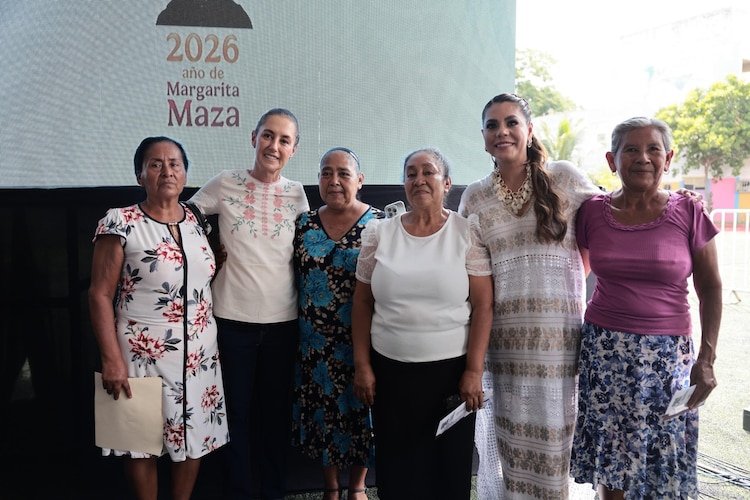 Claudia Sheinbaum, Evelyn Salgado y Leticia Ramírez durante el evento de apoyo a mujeres en Guerrero.