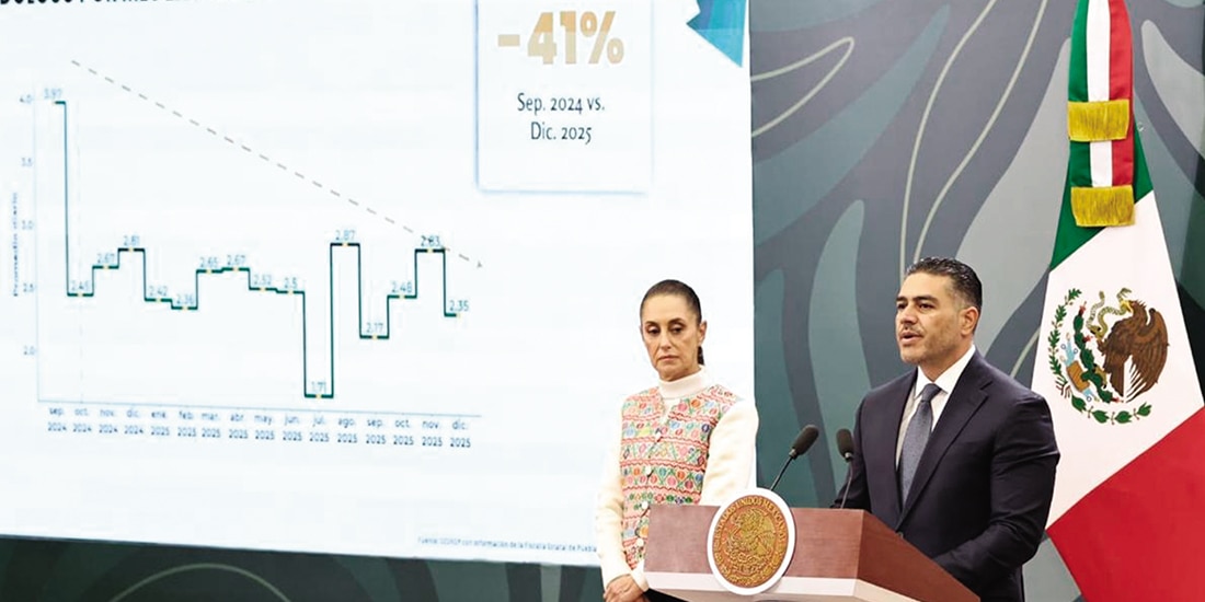 La Presidenta Claudia Sheinbaum y Omar García Harfuch, secretario de Seguridad, ayer, en conferencia de prensa desde Puebla.