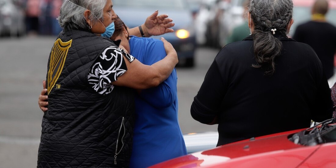 Familiares fueron desalojados de un hospital en Puebla, ayer.