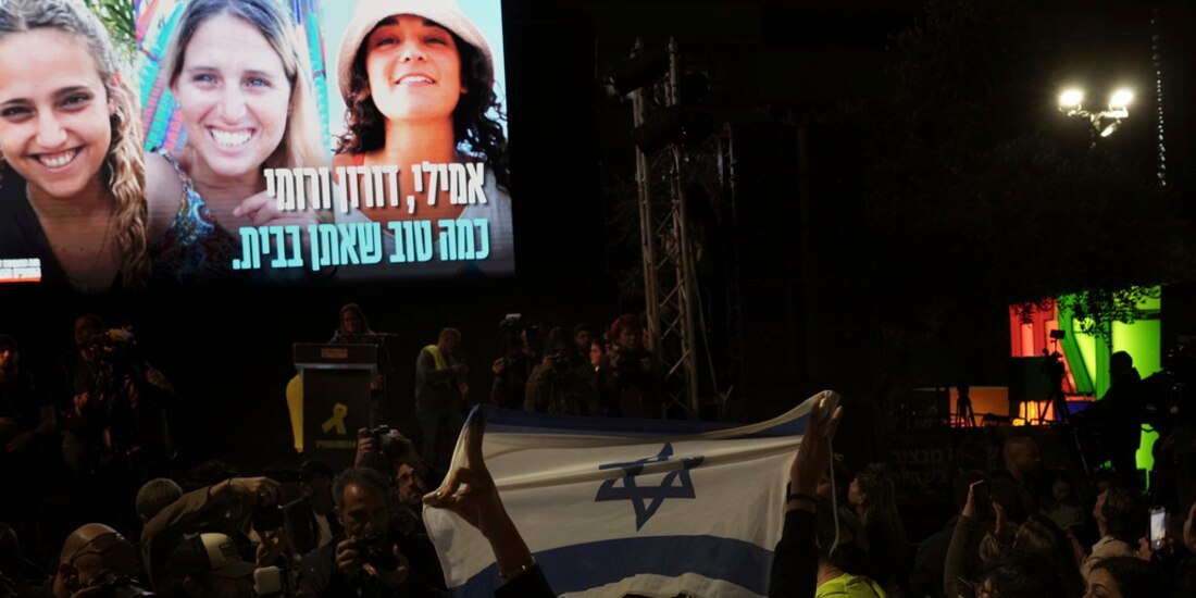 Familiares y amigos de personas asesinadas y secuestradas por Hamás y llevadas a Gaza, reaccionan mientras en la pantalla aparecen fotografías de las secuestradas a la espera de ser liberadas Romi Gonen, Doron Steinbrecher y Emily Damari, en Tel Aviv, Israel.