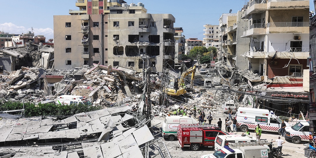 Rescatistas trabajan en el lugar de un ataque israelí del lunes, en Tiro, Líbano, ayer.