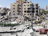 Rescatistas trabajan en el lugar de un ataque israelí del lunes, en Tiro, Líbano, ayer.