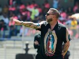Antonio Mohamed director técnico de Pumas con la playera de la Virgen de Guadalupe en el partido ante Monterrey en CU.