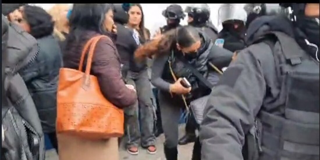 Policías antimotines empujaron y golpearon a familiares de víctimas de feminicidio que se manifestaban afuera de la Fiscalía CDMX este lunes 9 de octubre de 2023.