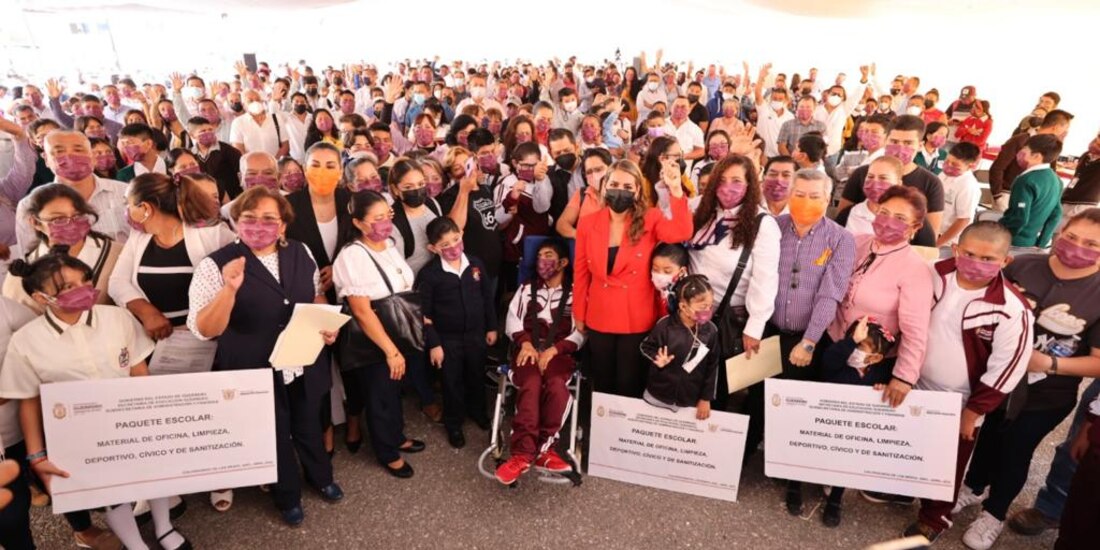 La Gobernadora de Guerrero con personal de las comunidades educativas beneficiadas.