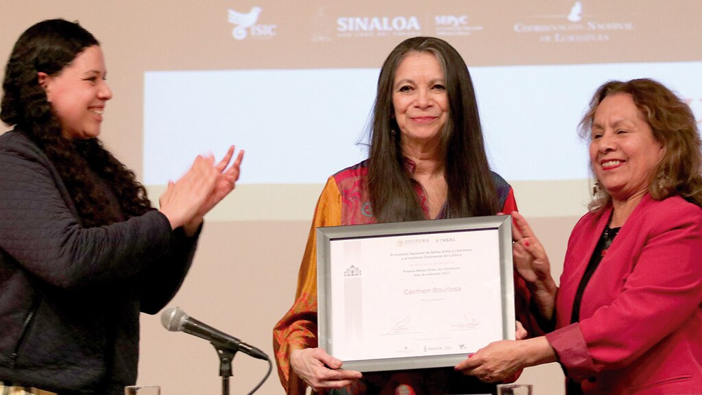 Carmen Boullosa recibe el Premio Inés Arredondo.