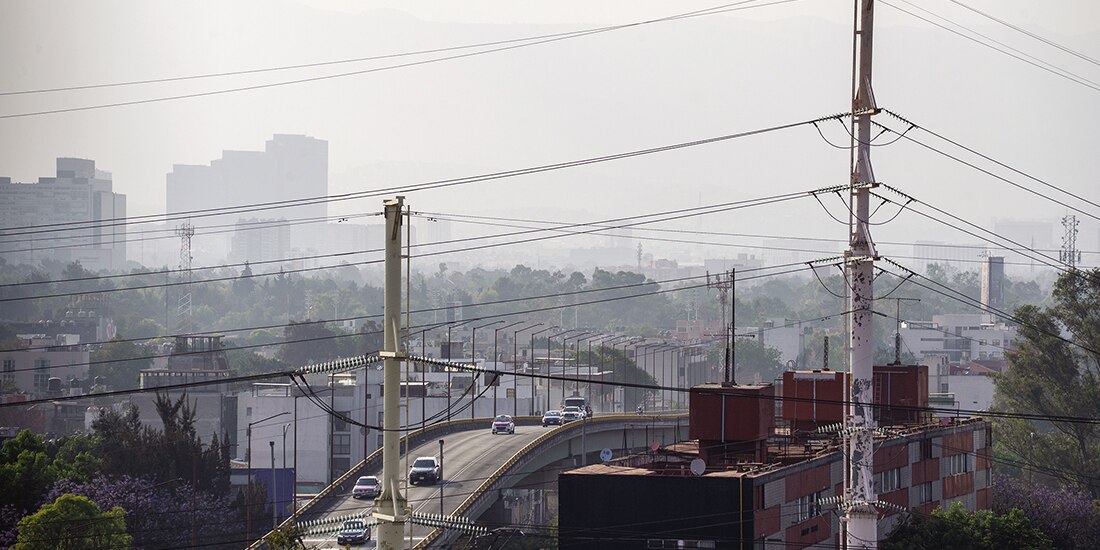 Vista aérea de la Ciudad de México y la contaminación, ayer.