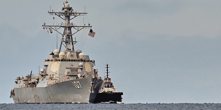 El destructor USS Gravely llega a puerto para realizar ejercicios militares en Puerto España, Trinidad y Tobago, el 26 de octubre.