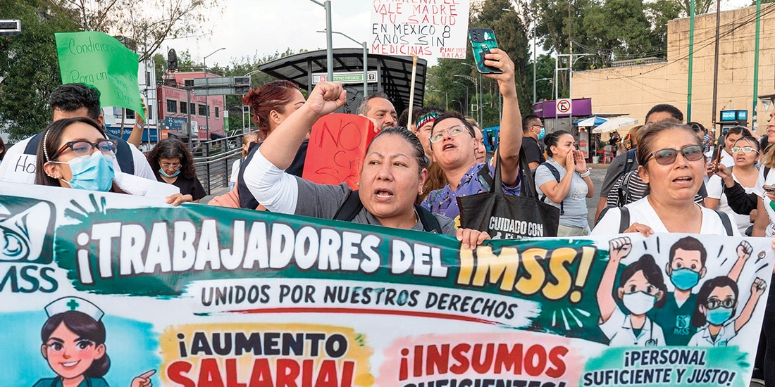 Trabajadores del Seguro Social se manifestaron frente a Centro Médico, ayer.