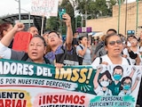 Trabajadores del Seguro Social se manifestaron frente a Centro Médico, ayer.