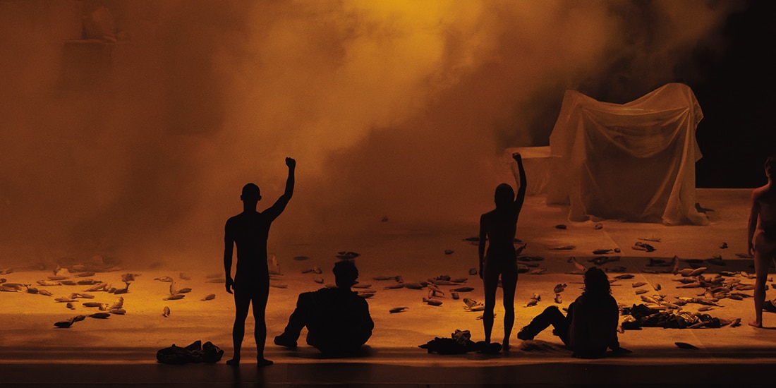 Gestos de protesta que forman parte de la obra.