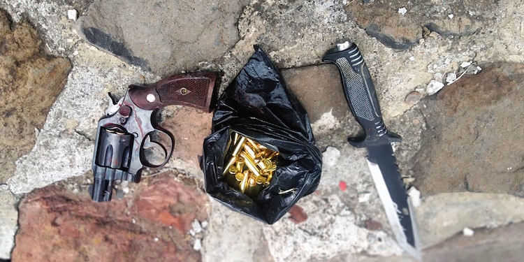 Armas del atacante al momento de ingresar y abrir fuego contra los turistas; se presume que detonó la pistola al menos en 20 ocasiones.