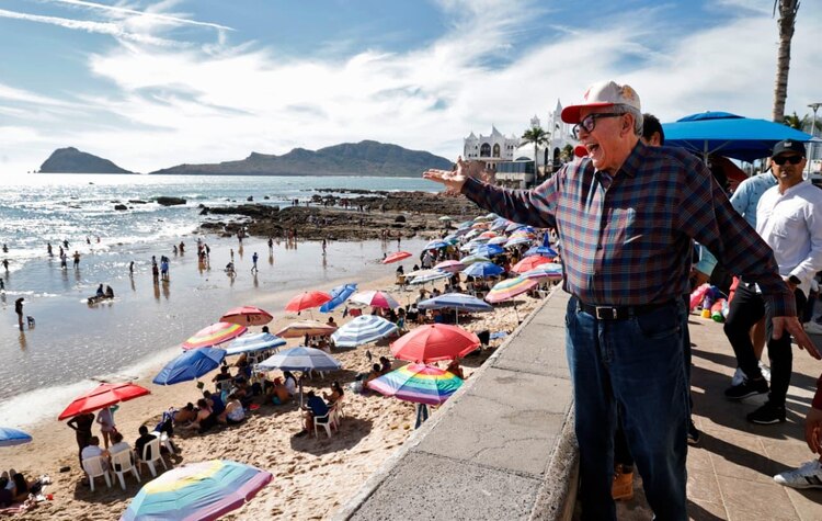 Rubén Rocha Moya, gobernador de Sinaloa, en su recorrido por Mazatlán.