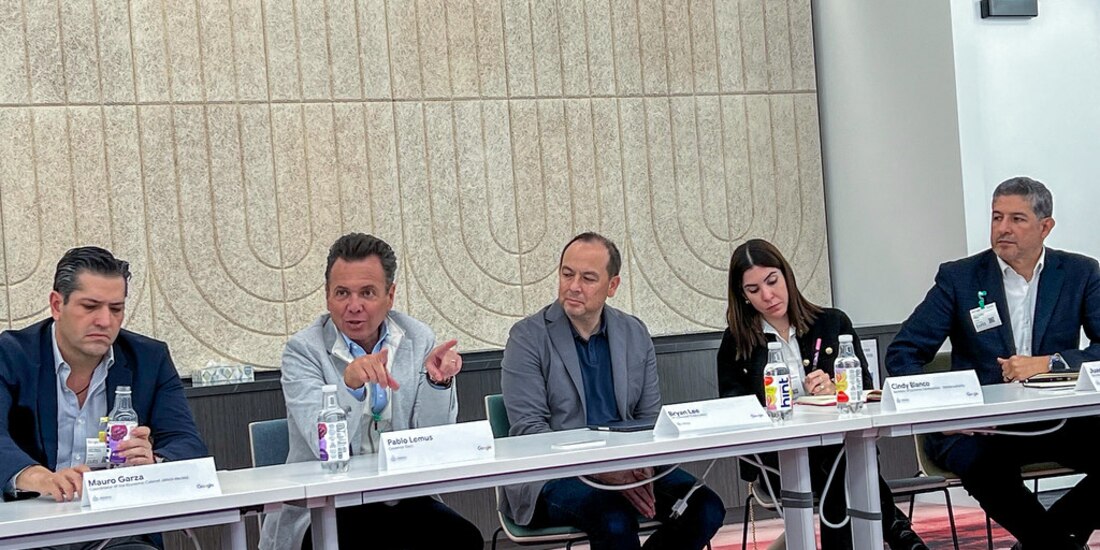 El Gobernador Electo Pablo Lemus firmó un acuerdo con Google para equipar miles de escuelas en Jalisco con tecnología avanzada.