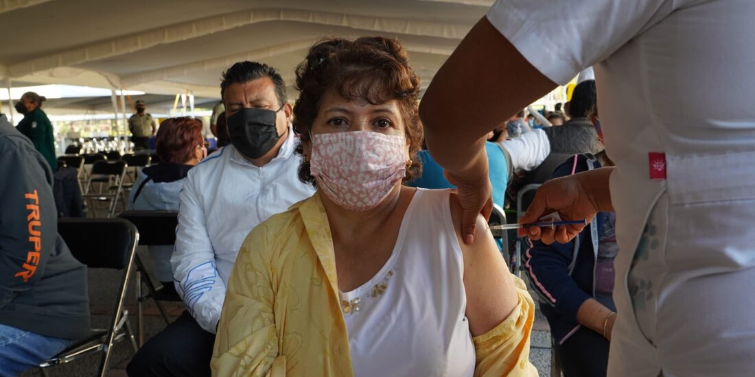 Vacunación contra el COVID-19 a personas de 50-59 años en CDMX.