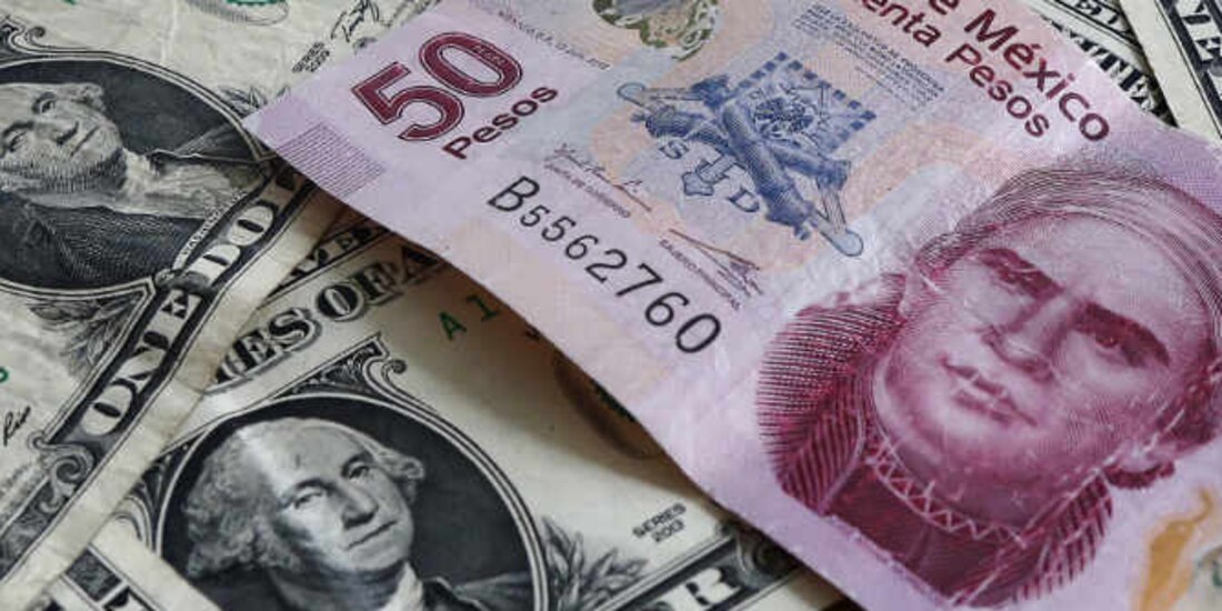Moneda mexicana y divisa estadounidense.