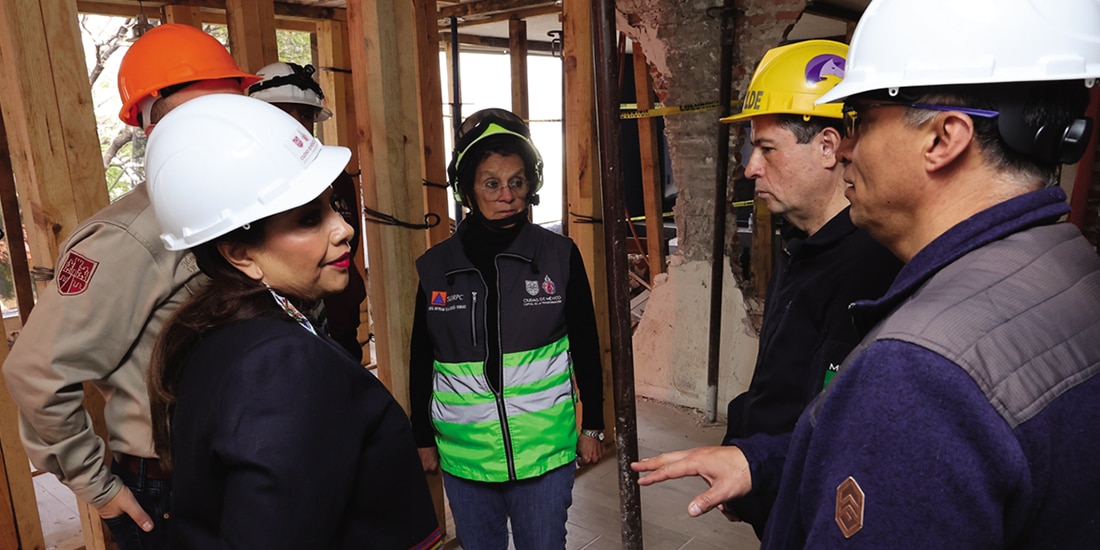 Clara Brugada, Miryam Urzúa y Giovani Gutiérrez, en edificio dañado en Coyoacán, ayer.