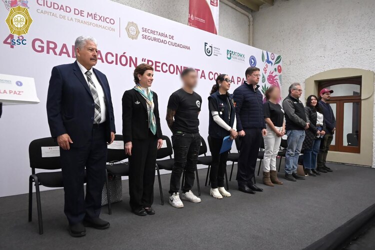 Autoridades de la SSC, encabezadas por Pablo Vázquez Camacho, entregan reconocimientos a los 72 graduados del Programa Reconecta con la Paz.