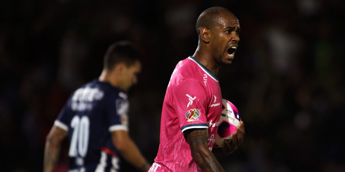 Diego Rolán festeja uno de los goles con los que FC Juárez derrotó a Monterrey en la Jornada 12 de la Liga MX.