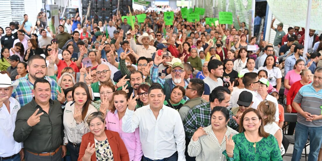 El Gobernador de la entidad al centro de la imagen.