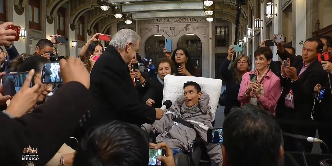 AMLO se acercó a saludar a Daniel Robles casi al finalizar la mañanera.
