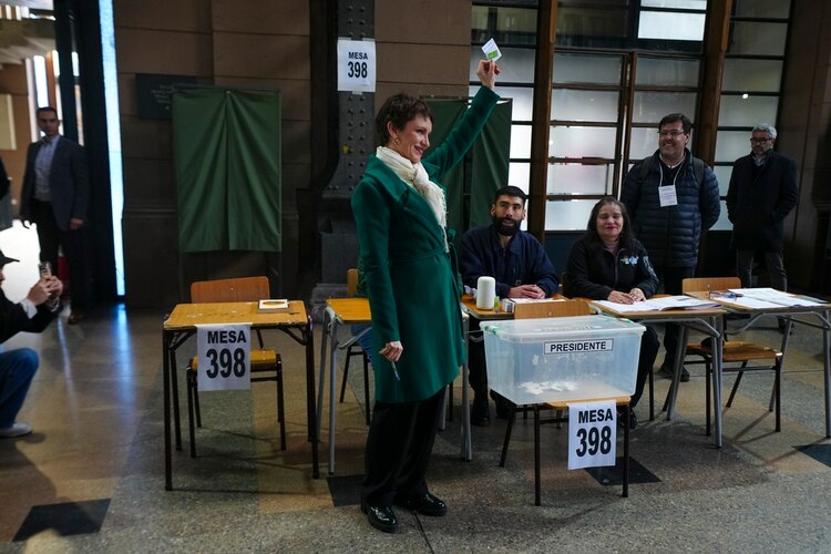 Carolina Tohá, precandidata presidencial, emite su voto en las elecciones primarias de Chile.