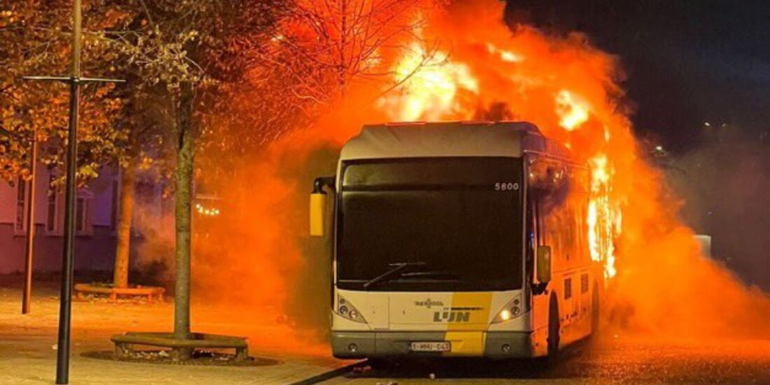Camión de los aficionados del Barcelona queda incendiado.