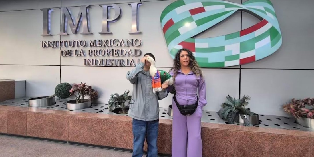 Familia del pato "Merlin" acude al IMPI para registrar propiedad intelectual de la mascota.