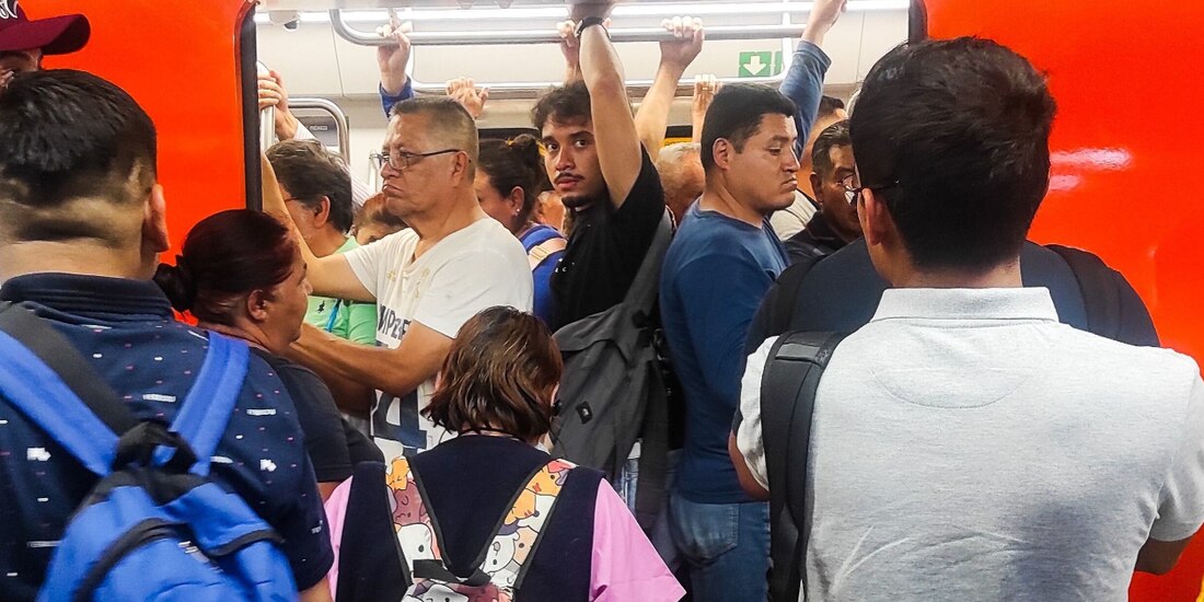 Usuarios del Metro entran, a la fuerza, a un vagón, el pasado 6 de mayo.<