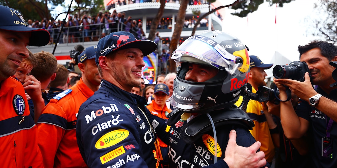 Checo y Max Verstappen celebran el triunfo del mexicano en el GP de Mónaco de F1.