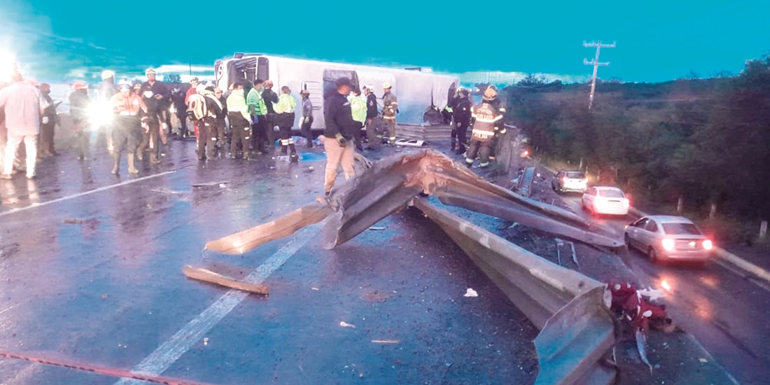 Protección Civil de NL atiende la emergencia en Apodaca, ayer.